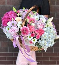 Цветочная композиция из Розы, Хризантемы, Пионы и Лизиантусы в корзине в Танцырее