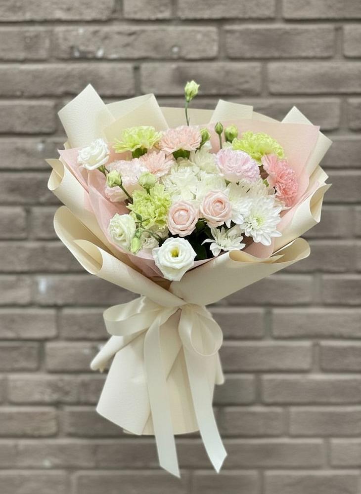 Букет цветов из: Гвоздики, Розы, Лизиантусы и Хризантемы в Танцырее