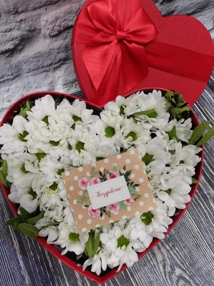 Цветочная композиция из Хризантемы в виде сердца в Танцырее