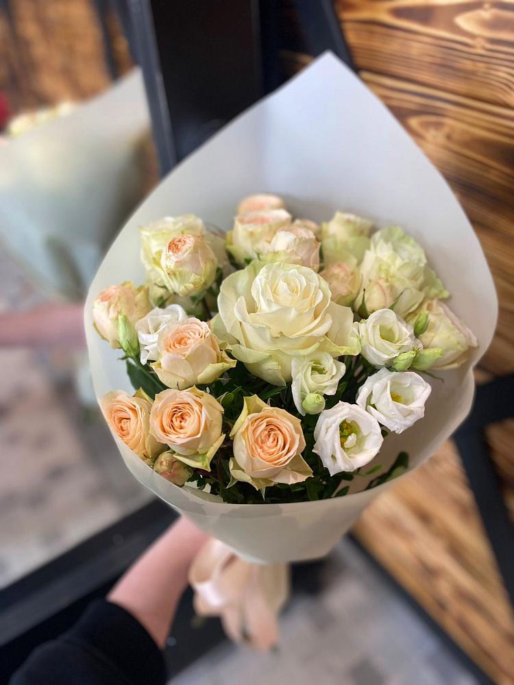 Букет цветов из: Розы и Лизиантусы в Танцырее